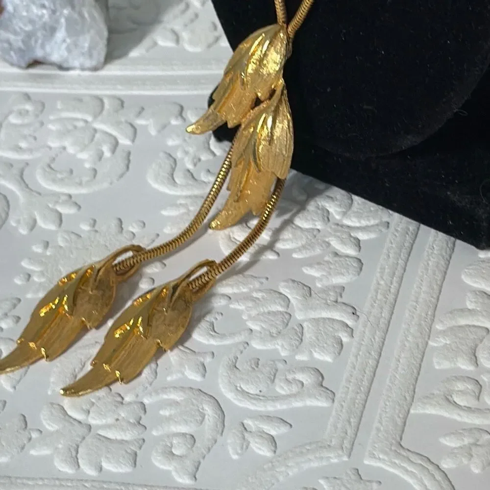 Vintage Gold Tone Y Drop Rope Chain Gold Brush‎ Leaf Pendant Bolo Style 16”- 19”